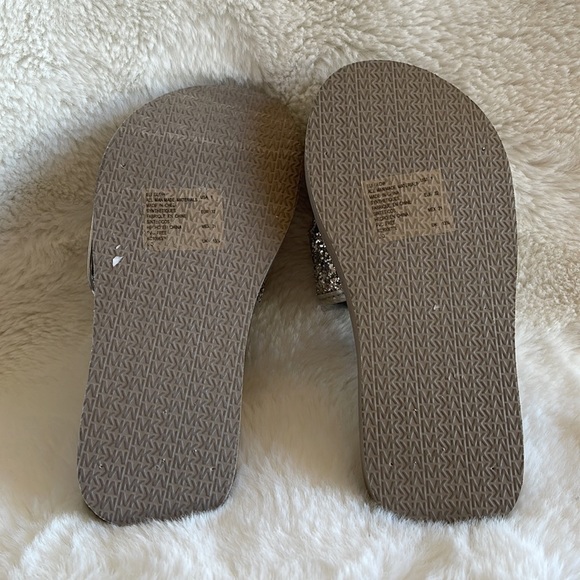 NWOT Michael Kors silver glittery slides for girls - Picture 4 of 5